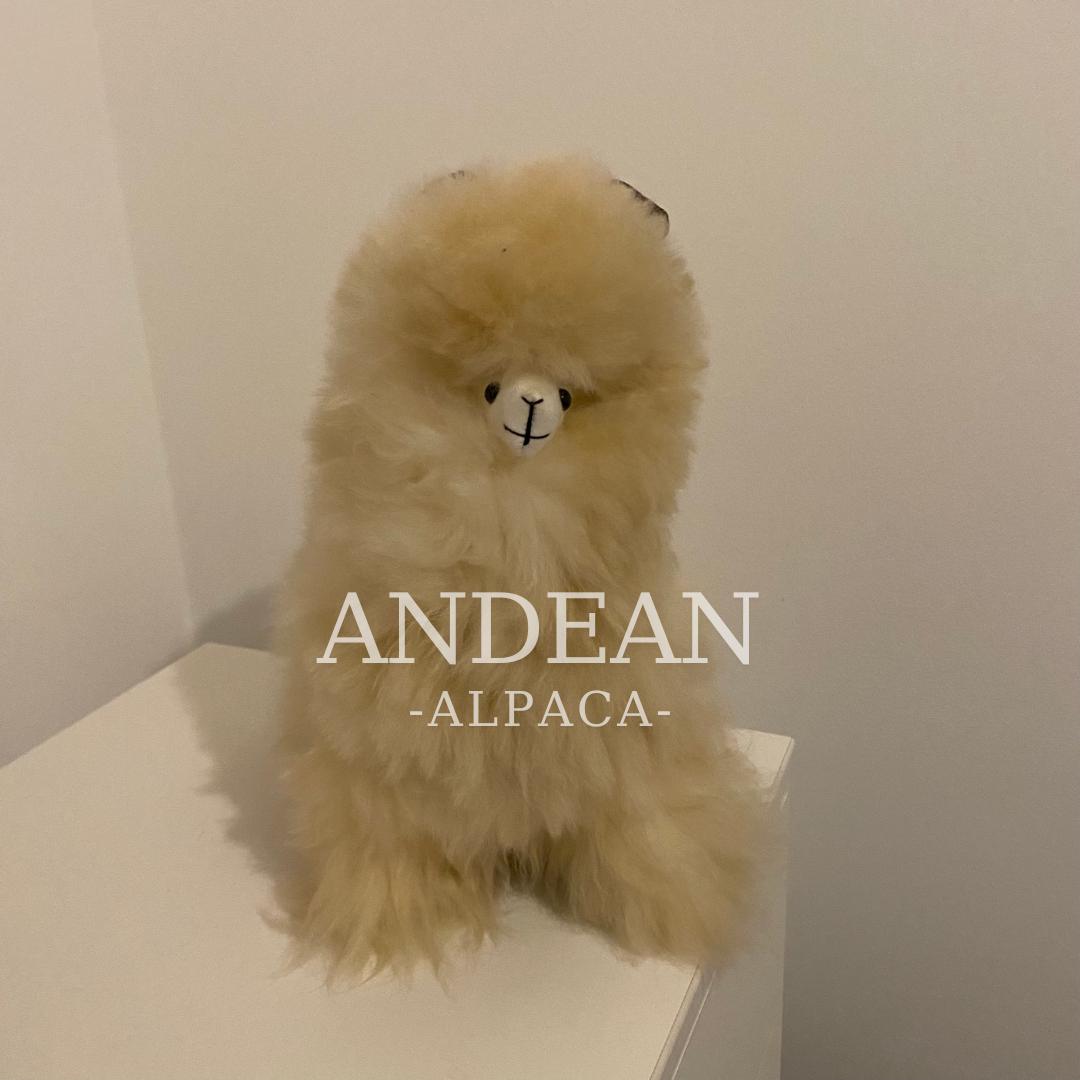 Figura de alpaca bebé: adorno andino hecho a mano, juguete de suave piel de alpaca, decoración peruana, bonito regalo para decorar estanterías.