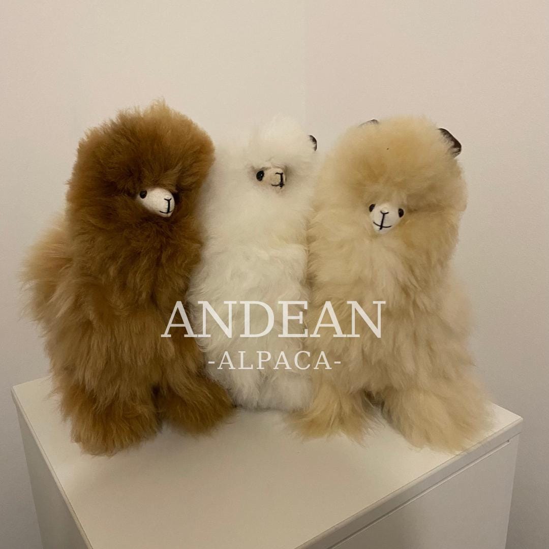 Figura de alpaca bebé: adorno andino hecho a mano, juguete de suave piel de alpaca, decoración peruana, bonito regalo para decorar estanterías.