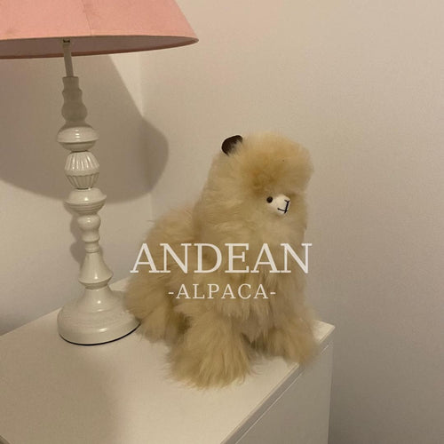 Figura de alpaca bebé: adorno andino hecho a mano, juguete de suave piel de alpaca, decoración peruana, bonito regalo para decorar estanterías.